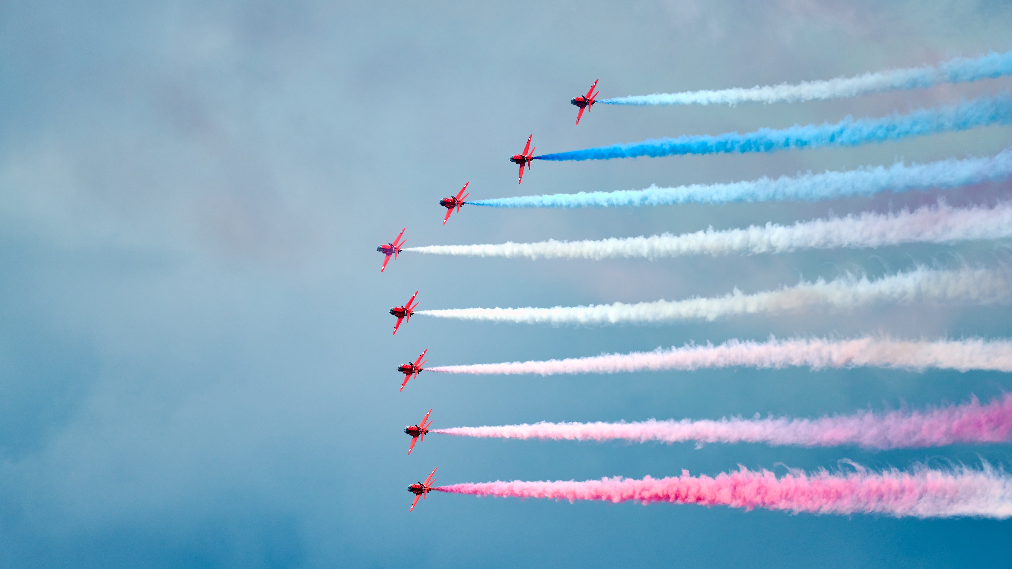 RAF Red Arrows : White and Blue Smoke Side View 2 - #redarrows #redarrowstour